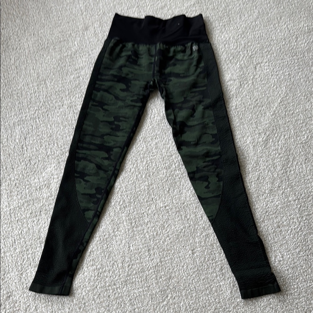 Camo Print Sports Bra and Leggings Set - Picture 9 of 11